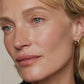 Close-up of a woman's face with a neutral background (Natural brown)
